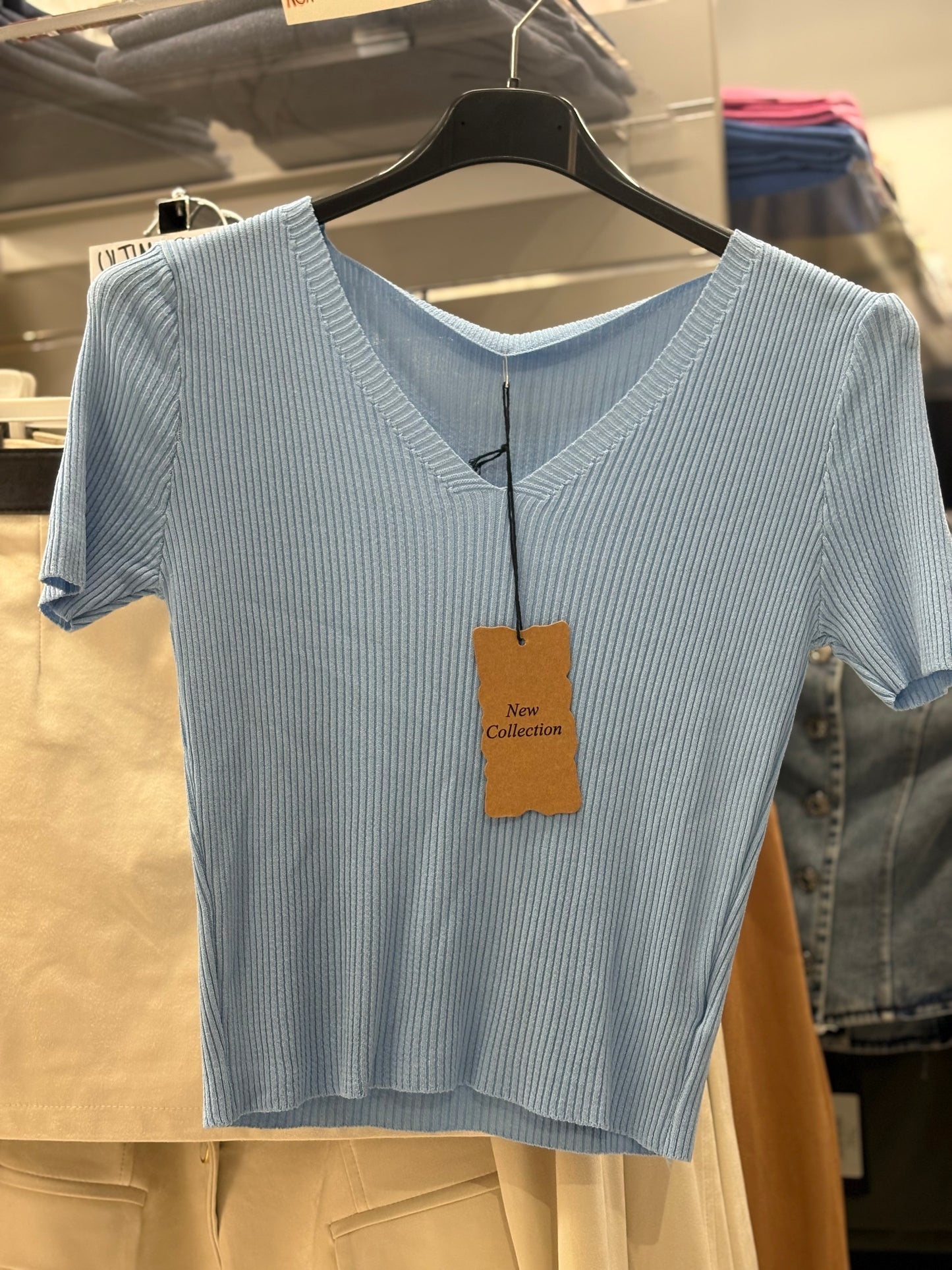 T-shirt a costina crop scollo V