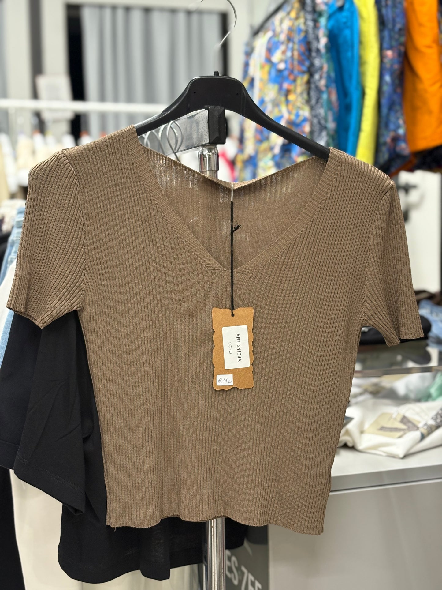 T-shirt a costina crop scollo V